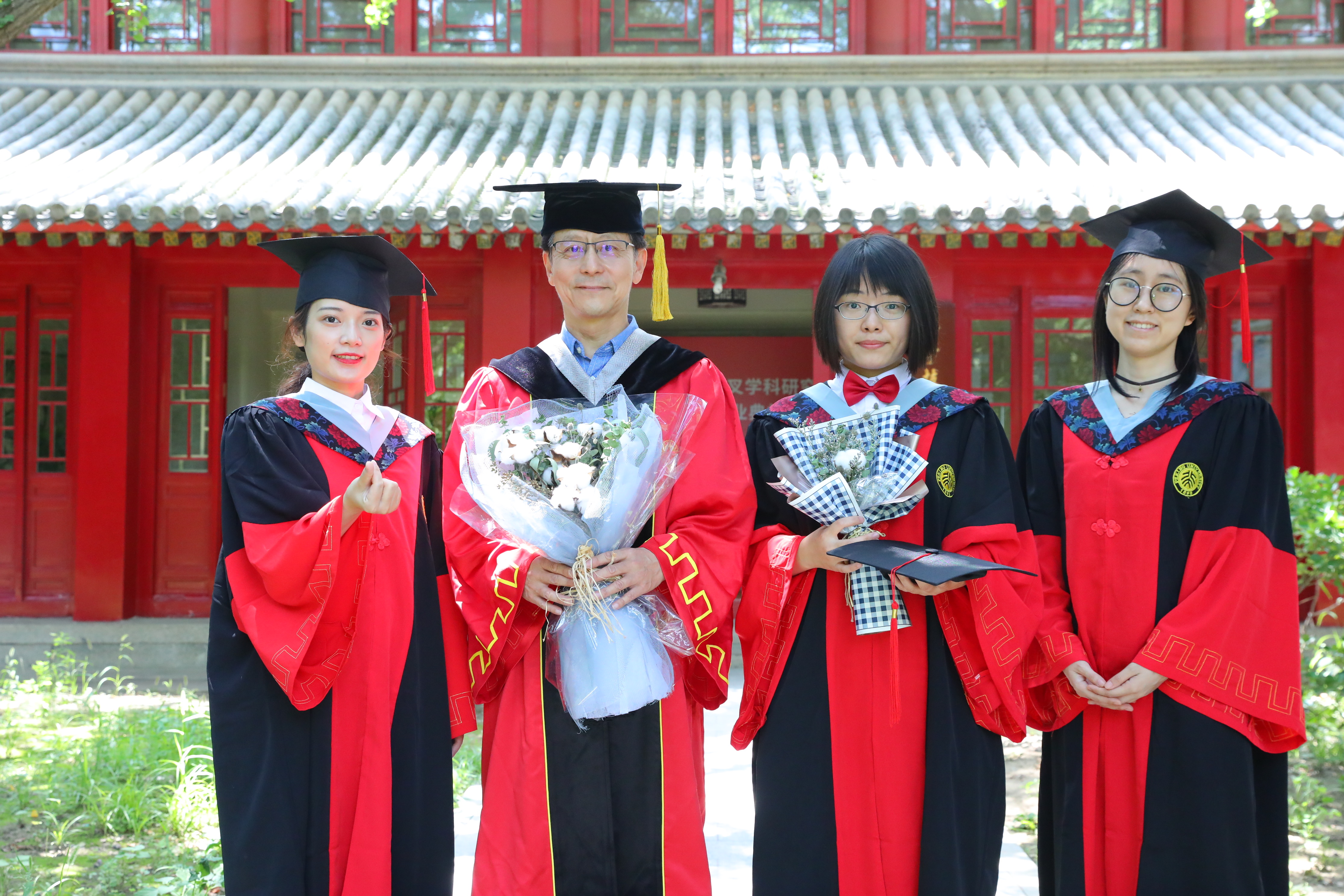 Congratulations to Tian Binghui, Ren Huixia, and Li Yanjun for graduation!